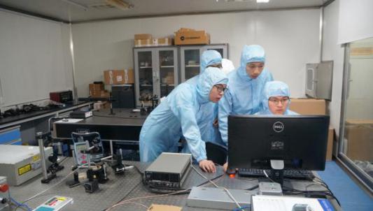 盧景琦科研團(tuán)隊(duì)正在進(jìn)行實(shí)驗(yàn)測(cè)試