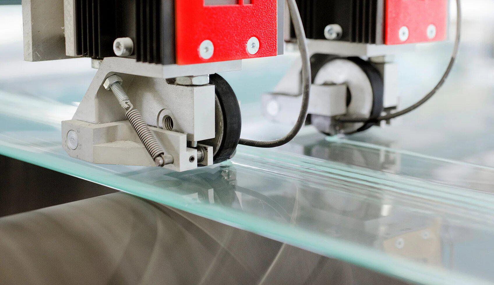 切割機器進行玻璃切割 切割機器進行玻璃切割